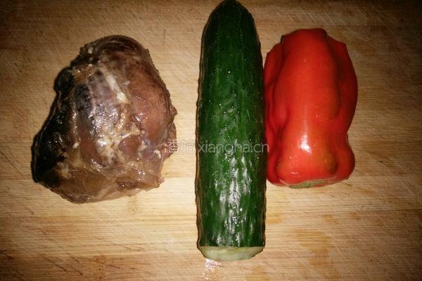 青瓜炒牛肉的做法图解1