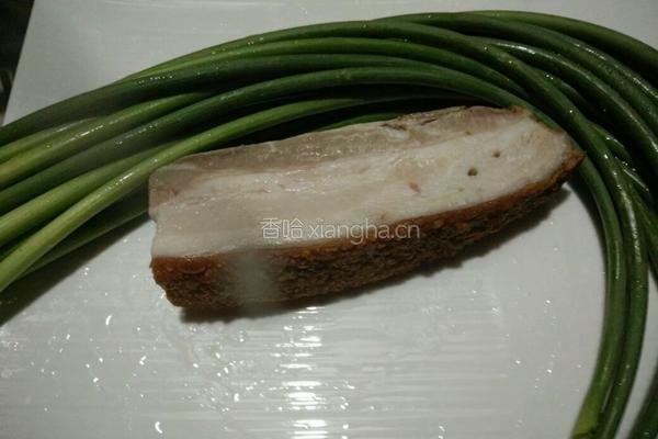 脆皮烧猪肉炒蒜苔的做法图解1