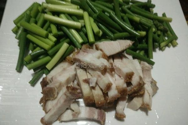 脆皮烧猪肉炒蒜苔的做法图解2