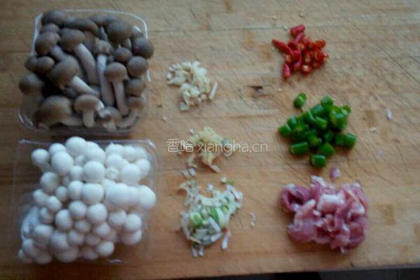 肉片烧双菇的做法图解1