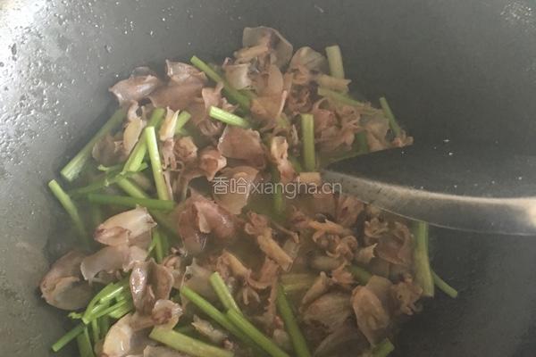 芹菜炒墨鱼的做法图解5