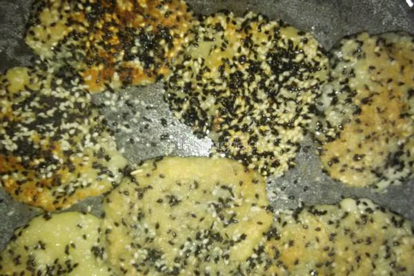 电饼铛苹果糯米黑芝麻饼的做法图解6