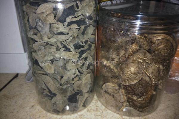 香菇木耳炒鸡蛋的做法图解1