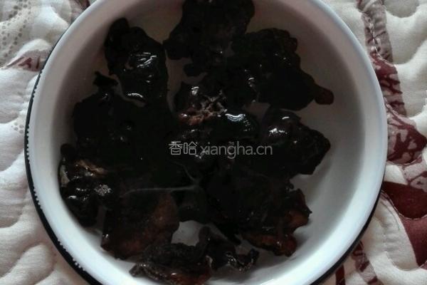 娃娃菜炒木耳的做法图解2