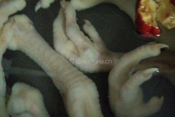 花生玉米鸡脚汤的做法图解1