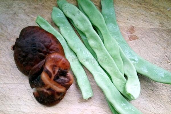香菇豆角丝的做法图解1