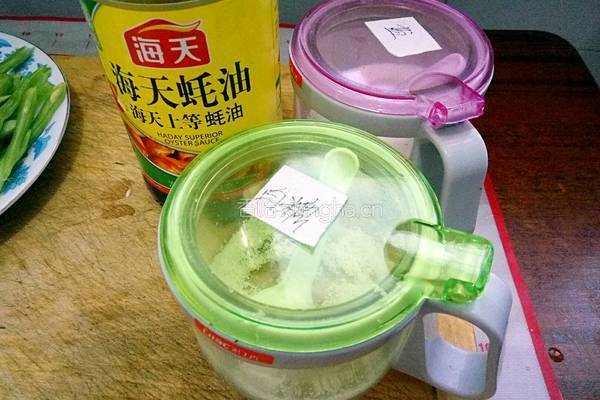香菇豆角丝的做法图解3