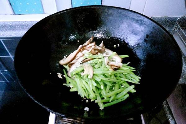 香菇豆角丝的做法图解6