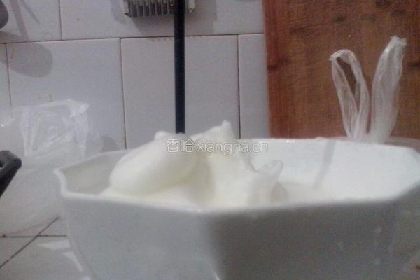 电饭煲做蛋糕中蛋清如何打发成白色泡沫状的方法的做法图解8