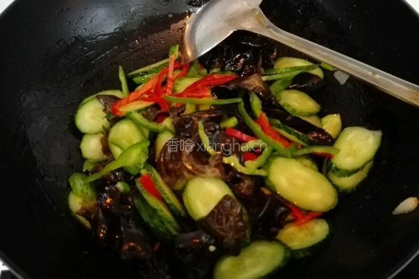 木耳炒黄瓜的做法图解5
