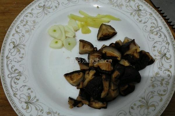 香菇炒油菜的做法图解2