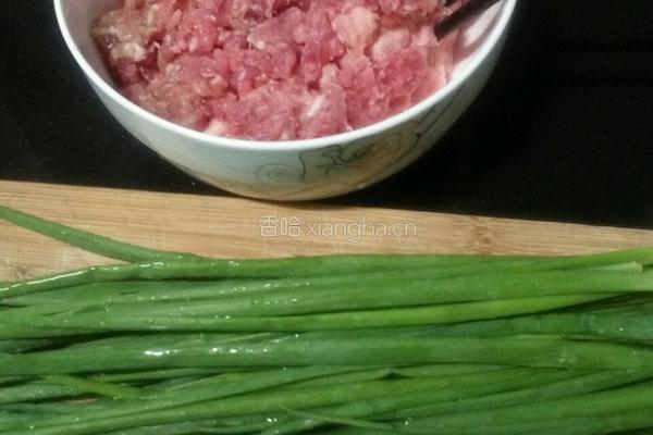 豆腐皮葱包肉的做法图解1