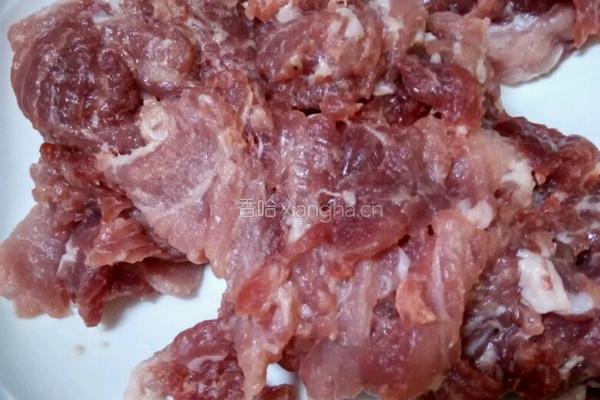 辣椒炒肉的做法图解1
