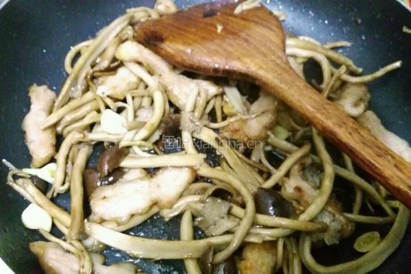茶树菇炒猪颈肉的做法图解11