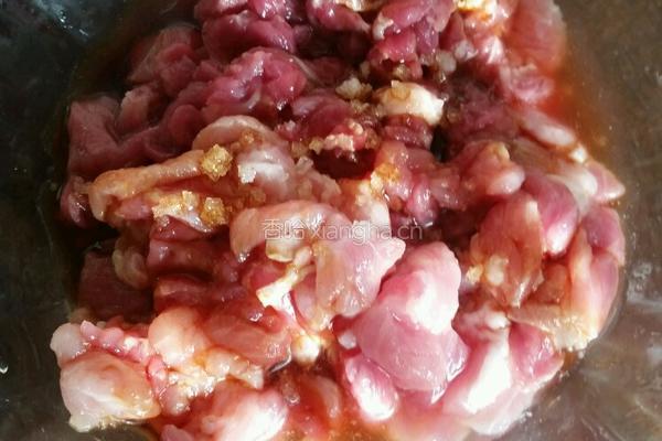 腊肠炒菜丁的做法图解1