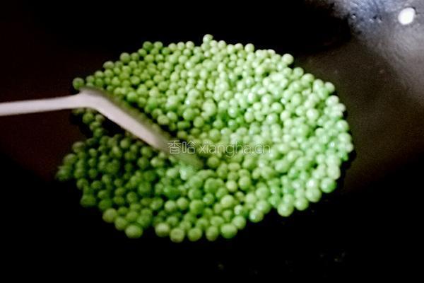 鸡蛋火腿炒豌豆的做法图解6