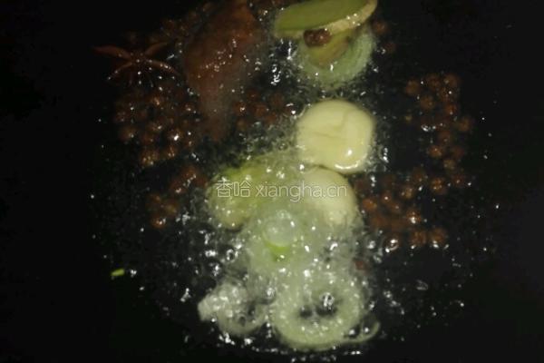 黑啤板栗烧鸡的做法图解3