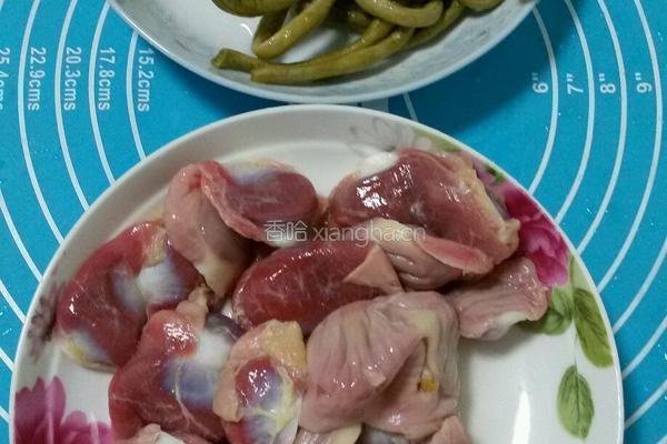 酸豆角鸡胗炒粉条的做法图解1