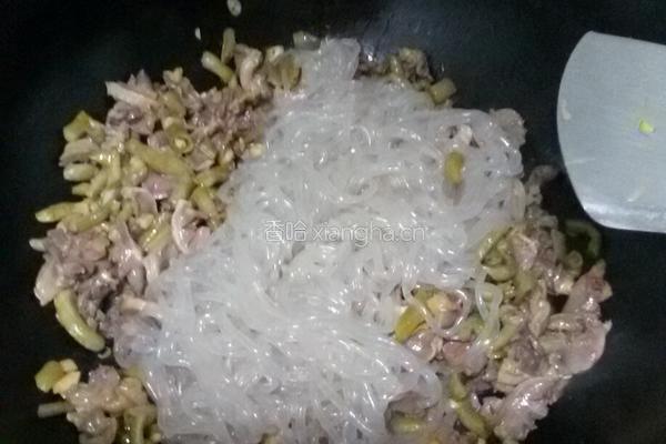 酸豆角鸡胗炒粉条的做法图解9