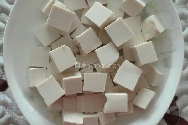 丝瓜火腿烩豆腐的做法图解2