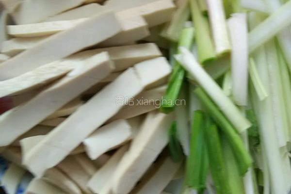 芹菜炒豆干的做法图解1