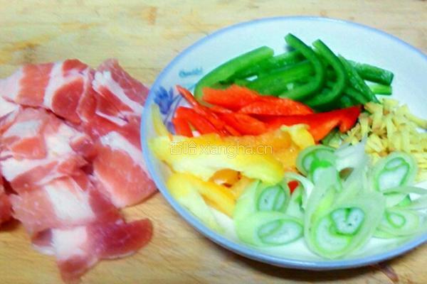 五花肉烧杏鲍菇的做法图解1
