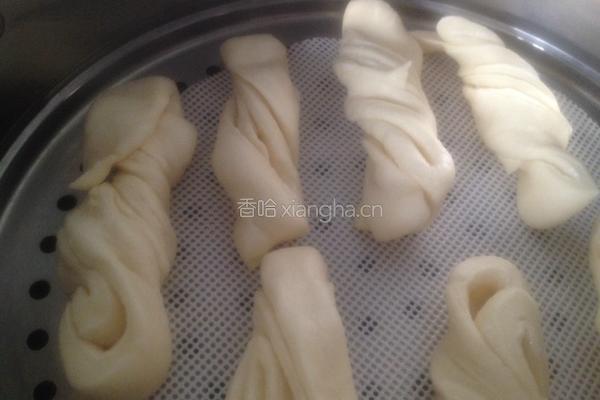 白白胖胖一发小花卷的做法图解10