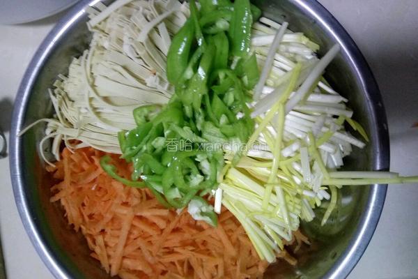 鸡蛋、胡萝卜、蒜黄、辣椒、豆腐皮的做法图解5