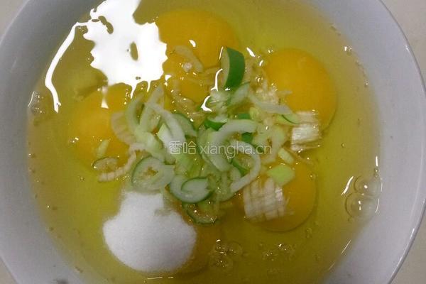 鸡蛋、胡萝卜、蒜黄、辣椒、豆腐皮的做法图解6