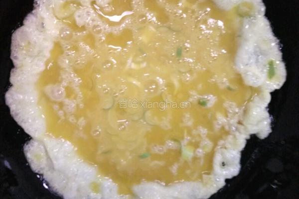 鸡蛋、胡萝卜、蒜黄、辣椒、豆腐皮的做法图解8
