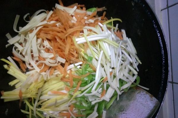 鸡蛋、胡萝卜、蒜黄、辣椒、豆腐皮的做法图解11