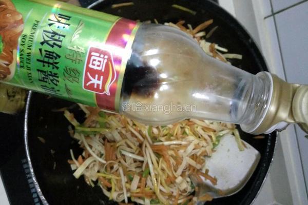 鸡蛋、胡萝卜、蒜黄、辣椒、豆腐皮的做法图解16
