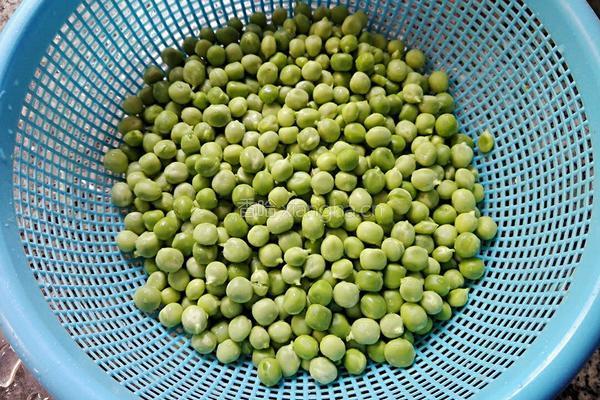 猪肉炒豌豆的做法图解1