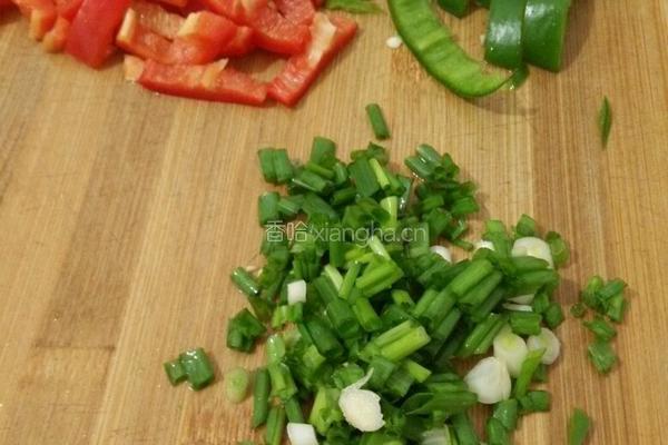 双椒香菇炒肉的做法图解2