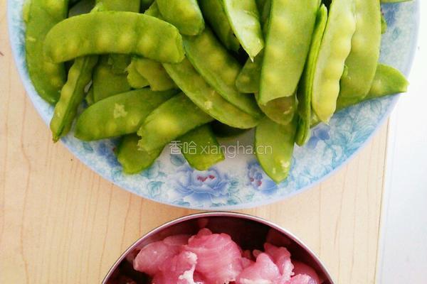 荷兰豆炒肉片的做法图解1
