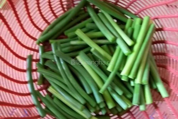 蒜苗炒肉的做法图解1