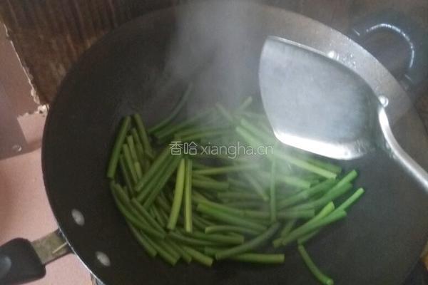 蒜苗炒肉的做法图解3