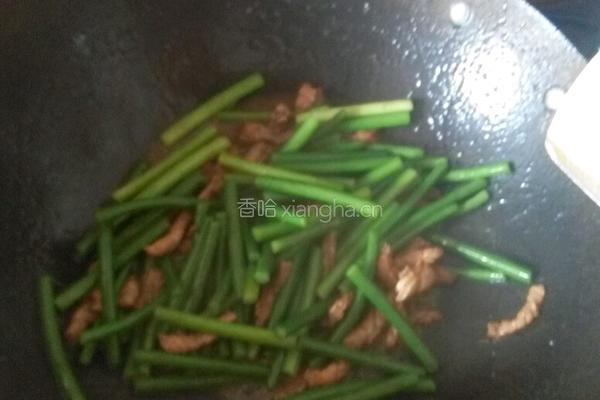 蒜苗炒肉的做法图解4