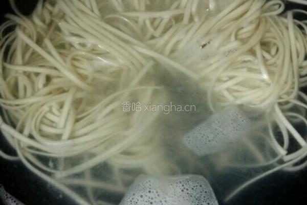 西红柿鸡蛋炒面的做法图解1