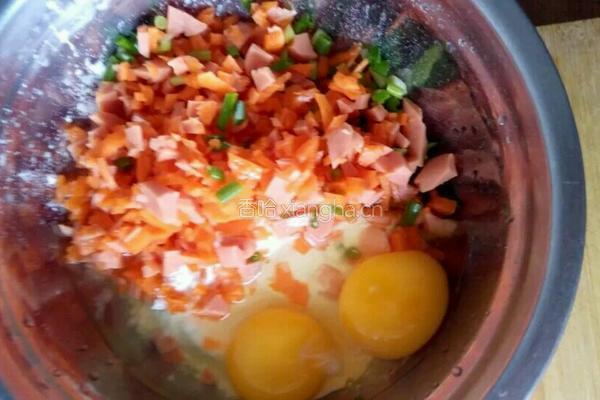 火腿肠鸡蛋饼的做法图解1