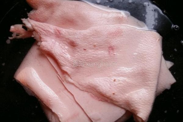 水晶豆腐---水晶猪皮冻的做法图解1