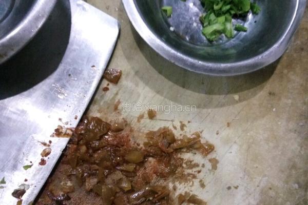 盐酸菜炒汤圆的做法图解1