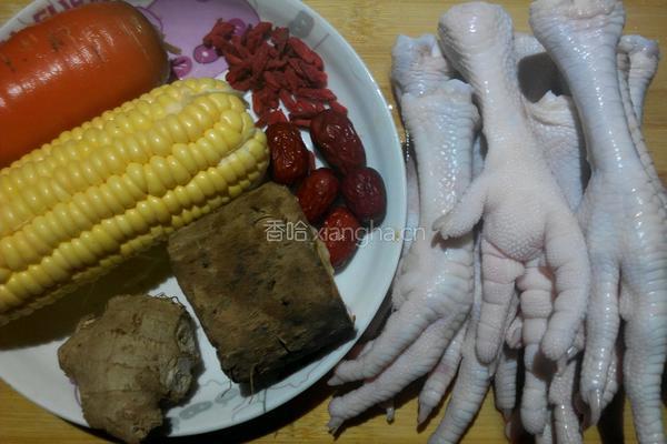 胡萝卜玉米鸡脚汤的做法图解1