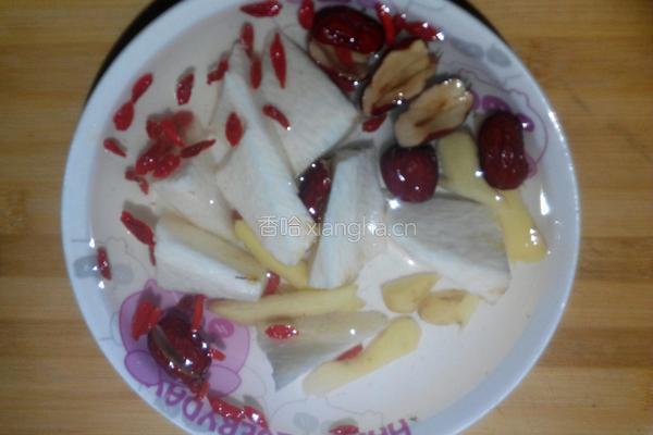 胡萝卜玉米鸡脚汤的做法图解3