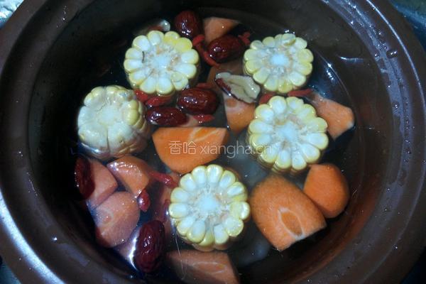 胡萝卜玉米鸡脚汤的做法图解7