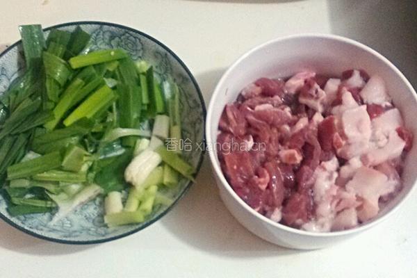 蒜叶炒肉的做法图解1