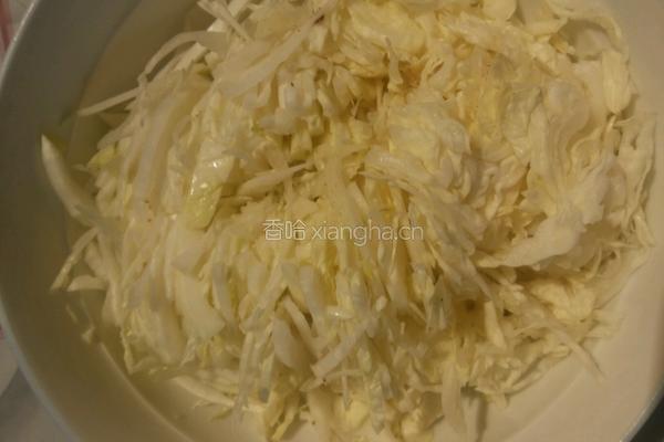 花生米拌白菜心的做法图解1