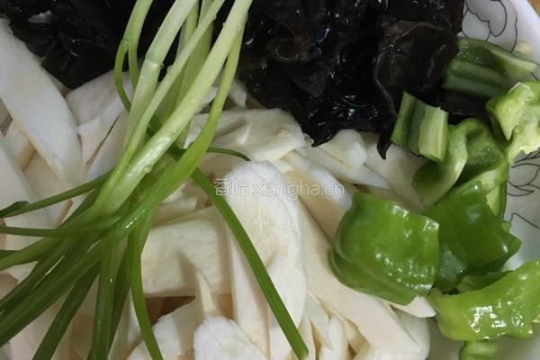 茭白木耳炒鸡蛋的做法图解2