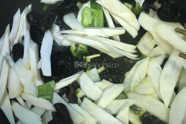 茭白木耳炒鸡蛋的做法图解5