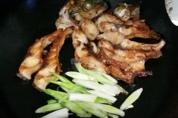 豆泡炖鱼的做法图解8